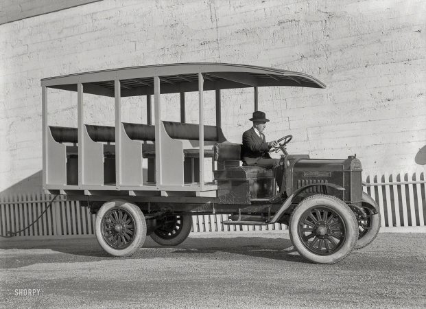 Photo showing: The Pewmobile -- San Francisco circa 1918. Day-Elder bus.