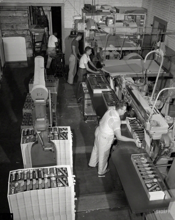 Photo showing: Apples-N-Oranges -- Columbus, Georgia, circa 1950, and a print shop making fruit crate labels.