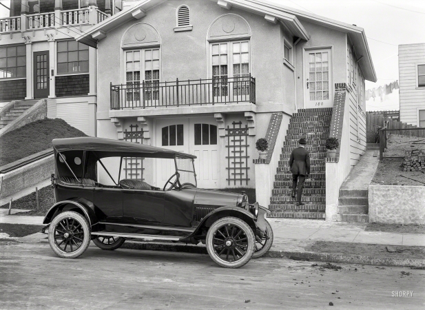 Photo showing: Dropping By -- San Francisco, 1921. Maxwell Model 25 touring sedan.