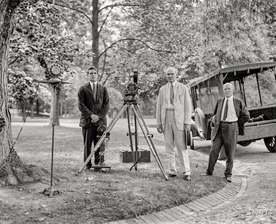 Photo showing: De Forest Phonofilm -- 1924. De Forest Phonofilm Co. Inc. on White House grounds. The inventor and
father of radio Lee de Forest, center, and components of his sound-on-film system.
