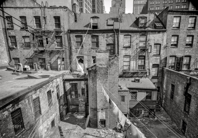 Photo showing: Rear Windows - -- March 22, 1940. New York. Rear of #68 and #70 Greenwich Street. Houses built circa 1825.