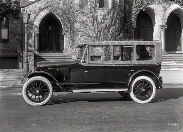 Photo showing: Urban Alligator -- San Francisco circa 1921. Chalmers Six touring car.