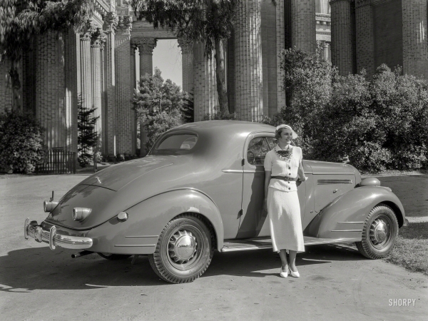 Photo showing: Palace of Pontiacs -- May 21, 1935. Pontiac coupe at San Francisco Palace of Fine Arts.