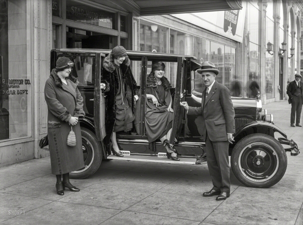 Photo showing: Sidewalk Star -- San Francisco circa 1924. Star Car Sedan at Star Motor Co., Van Ness Avenue.