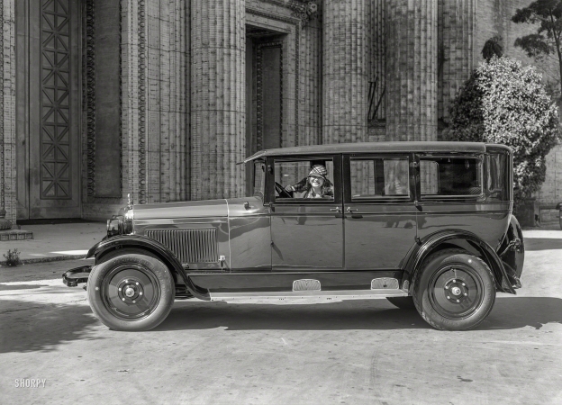 Photo showing: Nash Palace -- San Francisco circa 1927. Nash sedan at Palace of Fine Arts.