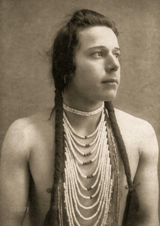 Photo showing: Kop-kop-ki-hi -- January 1900. Kop-kop-ki-hi (White Cottonwood).
Photo shows Charley Van Pelt, a Yakama Indian man.