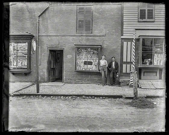 Photo showing: Wood Jeweler -- Circa 1900, probably in Lowell, Massachusetts.