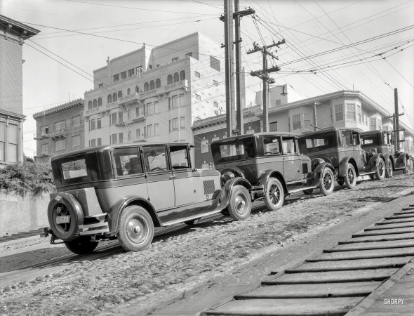 Photo showing: Paiges on Parade -- 1926. Paiges on Fillmore Hill at Broadway, San Francisco.