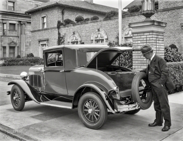 Photo showing: DeSuitcase -- San Francisco circa 1929. DeSoto coupe at Phelan Mansion.