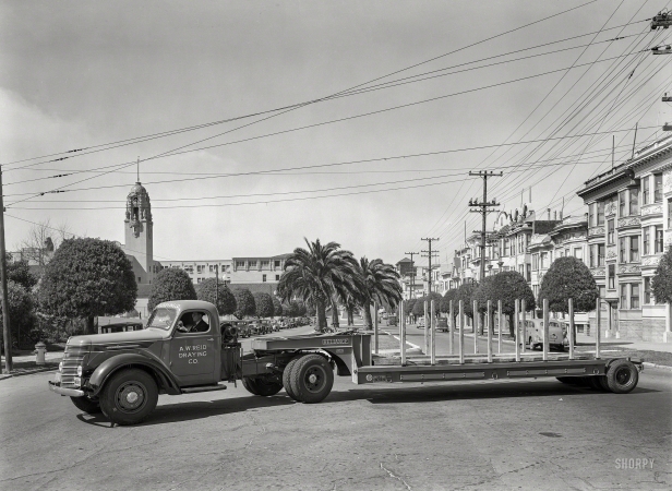 Photo showing: Reid Draying -- San Francisco, 1939. International truck and Reliance trailer on Dolores Street.