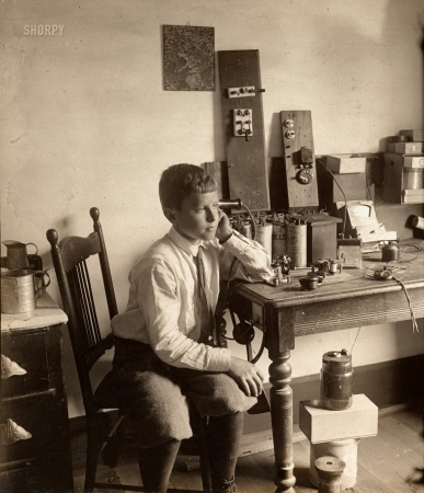Photo showing: The Spirit of Radio -- 1909. Radio broadcasting (boy with wireless set).