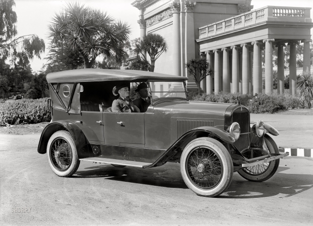 Photo showing: King at the Temple -- San Francisco's Golden Gate Park circa 1920. King Model H 'Foursome' touring car at Spreckels Temple of Music.