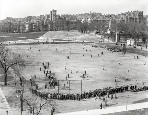 Photo showing: Beanball -- Aerial view, Boston Common, 1920. Baseball field and Beacon Hill.