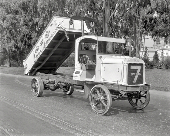 Photo showing: Dapper Dumper -- 1921. Fageol dump truck at Golden Gate Park, San Francisco.