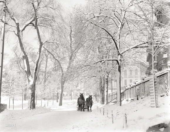 Photo showing: Winter Light -- Boston Common, 1920, Park Street side. Horses pulling snow plow.