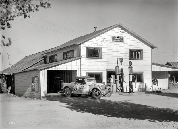 Photo showing: Red Crown Gasoline -- The San Francisco Bay Area circa 1927. California State Automobile
Association Official Mechanical, First Aid and Towing Service Station.