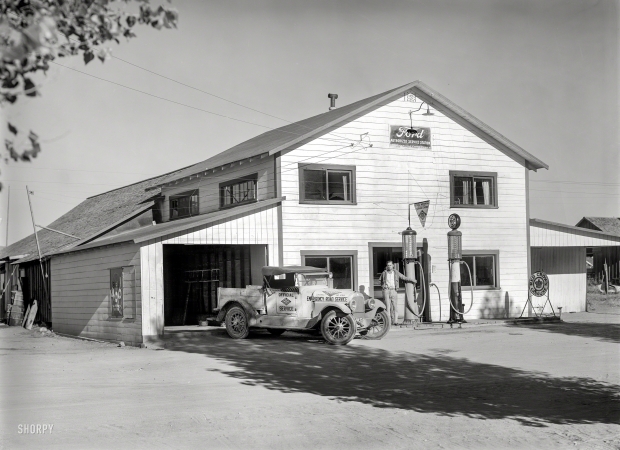 Photo showing: Red Crown Gasoline -- The San Francisco Bay Area circa 1927. California State Automobile
Association Official Mechanical, First Aid and Towing Service Station.