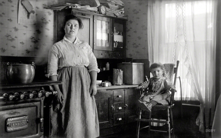 Photo showing: Candid Kitchen -- From around 1910 comes this glass negative that Shorpy found in a drawer.