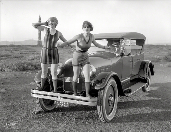 Photo showing: Custom Chassis -- The Bay Area in 1923. Peerless touring car. Fully equipped with two spotters.