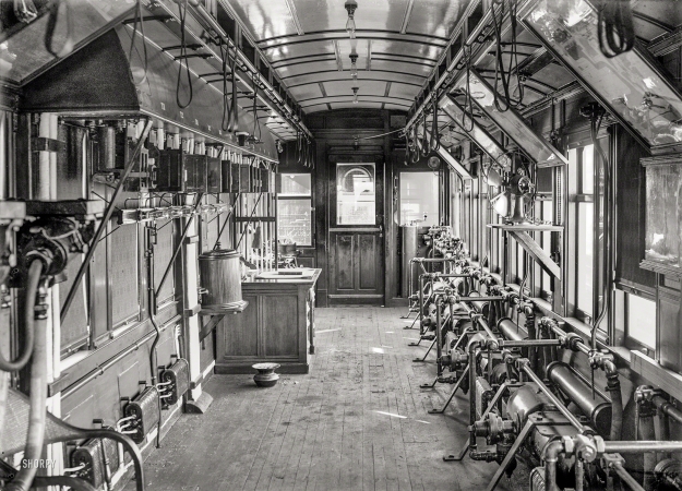 Photo showing: Mystery Coach -- From around 1910 comes this glass plate showing a rail car fitted with ... what?