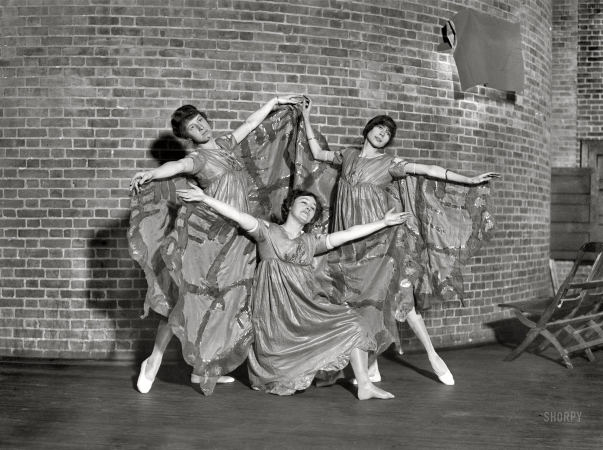 Photo showing: Butterfly Dance -- January 31, 1914. New York. Golden Butterfly Dance --
Women's Political Union Suffrage Ball, 71st Regiment Armory.