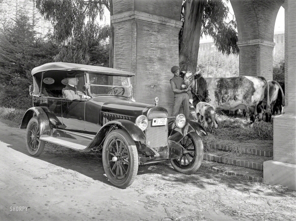 Photo showing: California Girls -- San Francisco circa 1919. Chalmers touring car.