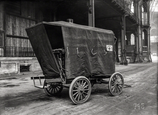 Photo showing: Le Chariot Chuck -- Paris, France. circa 1918. Sample Red Cross rolling kitchen, ready to travel, at the Grand Palais.