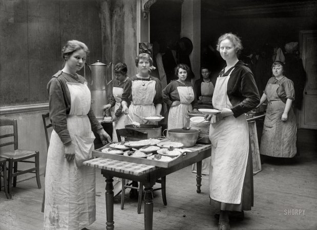 Photo showing: Kitchen Aid -- May 1918. Paris, France. Kitchen of restaurant -- American
hostel for refugees, supported by the American Red Cross.