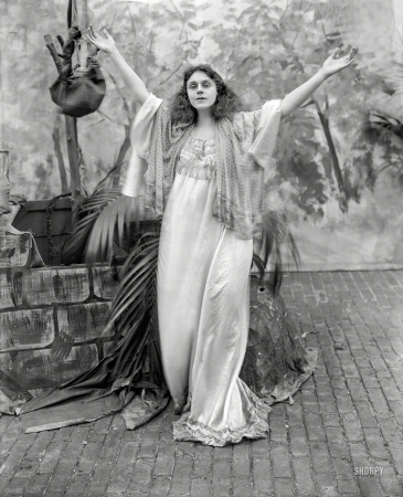 Photo showing: Drama Queen -- April 1909. Washington Dramatic Club -- 'About Thebes'.