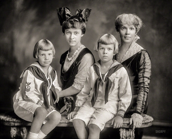 Photo showing: Lady Dyes -- Washington, D.C., circa 1915. Dye, Margaret, Miss, group.
