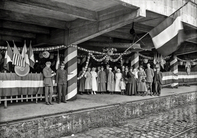 Photo showing: Liberté, Fraternité -- July 1918. American Red Cross Canteen at Gare d'Ivry, Paris, showing decorations in honor of the Fourth of July.