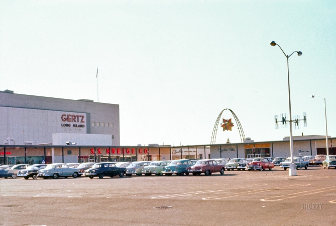 Photo showing: Mid-Island Plaza -- Circa 1957. Urbanism -- USA. Mid-Island Plaza and parking lot in Long Island, New York.