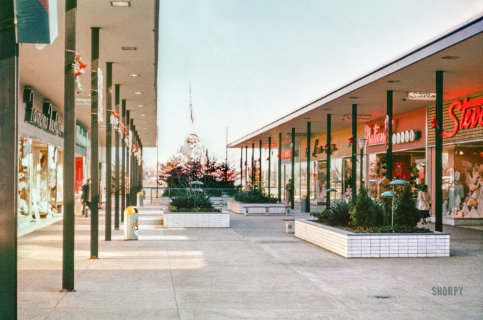 Photo showing: Mall Santa -- Circa 1956-57. Urbanism -- USA. Mid-Island Plaza in Long Island, New York.