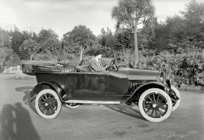 Photo showing: Thoroughly Modern Maxwell -- San Francisco circa 1919. Maxwell touring car.