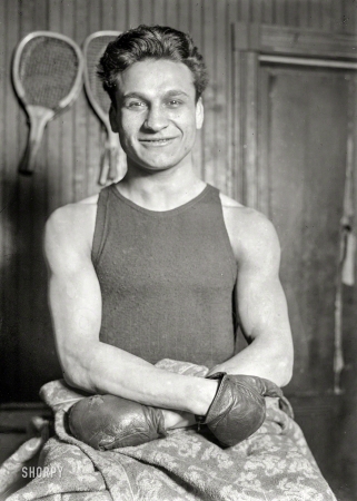 Photo showing: Cheerful Charlie -- 1914. Lightweight boxer Charlie White of Chicago in New York.