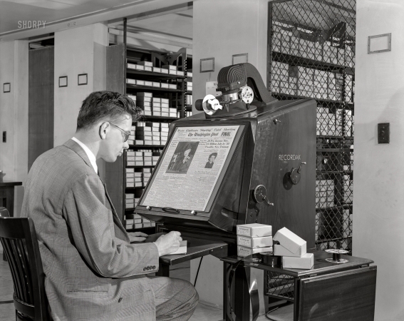 Photo showing: Kodak Recordak -- March 1950. Microfilm reading room, Library of Congress. Man viewing Washington Post newspaper on a microfilm reader.