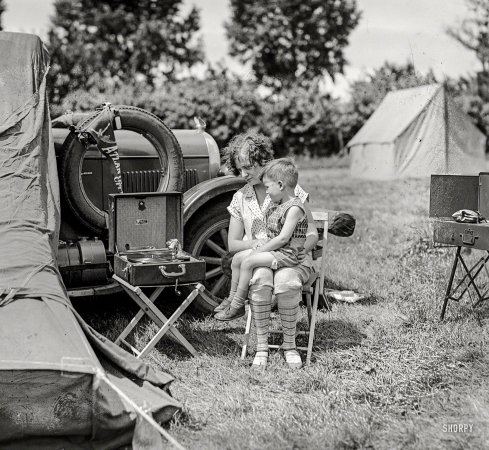 Photo showing: Thats Entertainment -- Washington, D.C., or vicinity circa 1927. Auto campers.