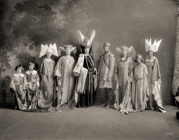 Photo showing: Drama Queen. -- Washington, D.C., circa 1918. Frazier, James C., Mrs., group is all it says here.