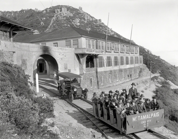 Photo showing: Gravitys Railway -- Marin County, California, circa 1921. Mount Tamalpais Tavern and Gravity Car with REO auto.