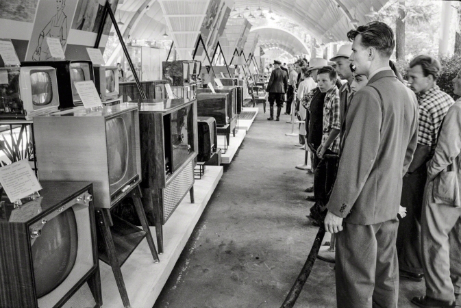 Photo showing: Red Channels -- August 5, 1959. Russians looking at television sets and radios at the USSR
Exhibition in Sokolniki Park, Moscow, next to the American National Exhibition.