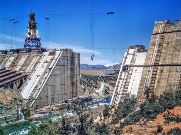 Photo showing: Shasta Dam (color) -- June 1942. Redding, California (vicinity). Shasta Dam under construction.