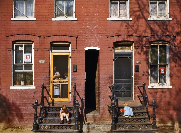Photo showing: Dark Passage. -- Washington, D.C., 1942. Children on rowhouse steps, corner of N and Union Streets S.W.