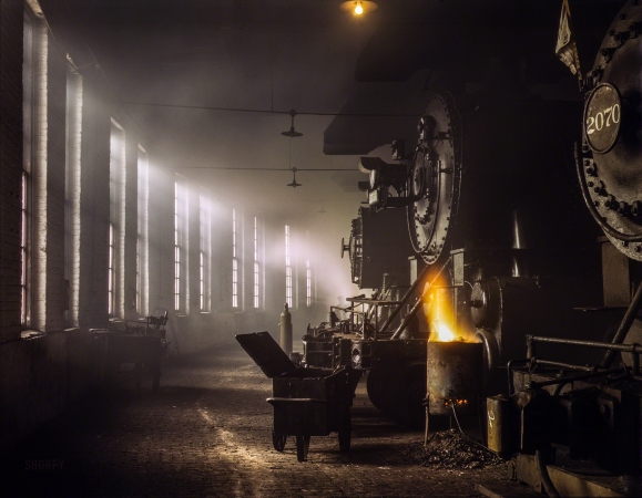 Photo showing: Chicago Roundhouse -- December 1942. Locomotives in the roundhouse at a Chicago and North Western Railroad yard.