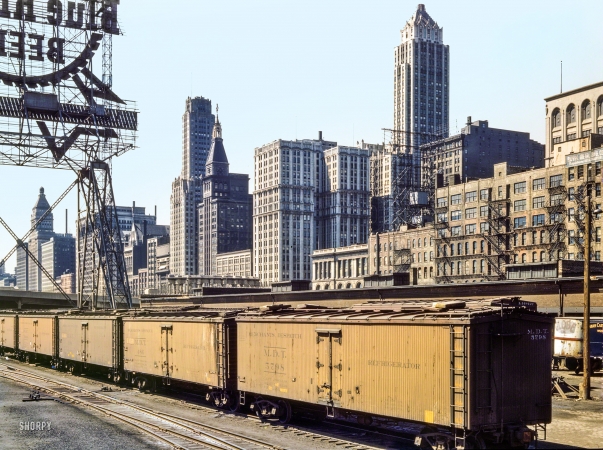 Photo showing: PBR R.R. -- South Water Street, Chicago, 1943. Pabst beer sign over the Illinois Central freight yard.