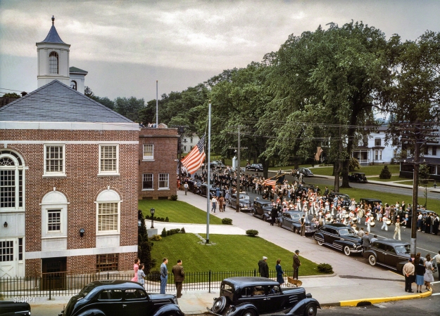 Photo showing: Memorial Day: 1942 -- Southington, Connecticut. The town's war factories did not close, thus the small number of spectators.