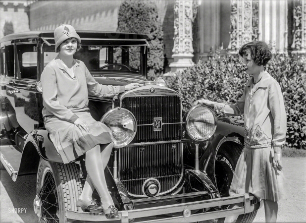 Photo showing: Junior League -- Cadillac (Flappers, 1927) at de Young Museum, Golden Gate Park.