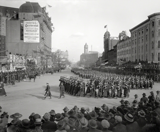 Photo showing: Inaugural Parade -- March 5, 1917. Woodrow Wilson inaugural parade, Pennsylvania Avenue.