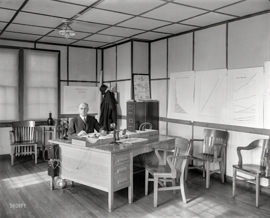 Photo showing: Dept. of Charts -- March 1919. Washington, D.C. U.S. Fuel Administration.