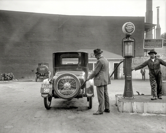 Photo showing: Self-Service -- A Washington, D.C., filling station in 1920.