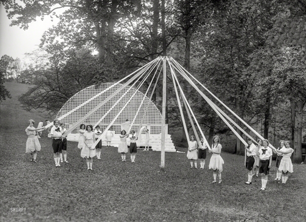 Photo showing: May Day -- Circa 1927. Sweet Briar College, May Day exercises.